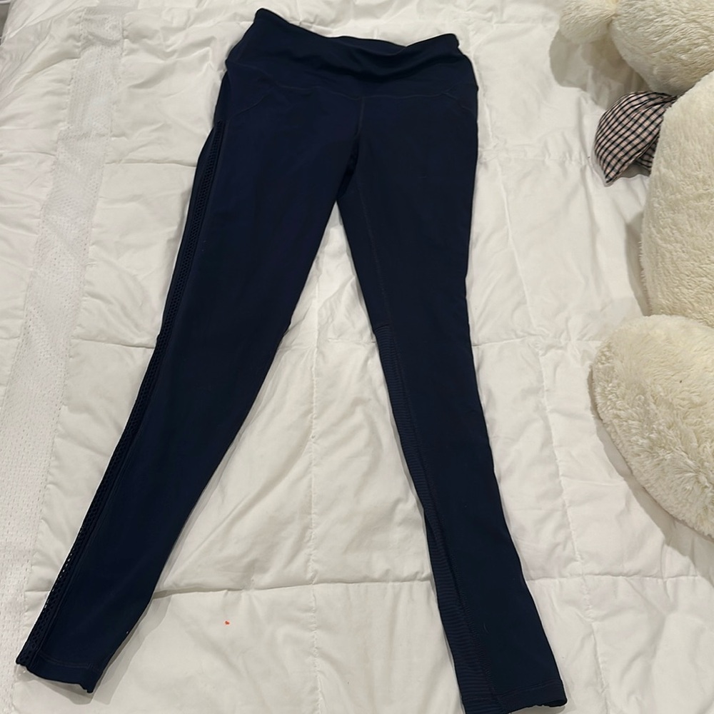Victoria’s secret knockout workout legging size small! Dark blue! Cute sides!